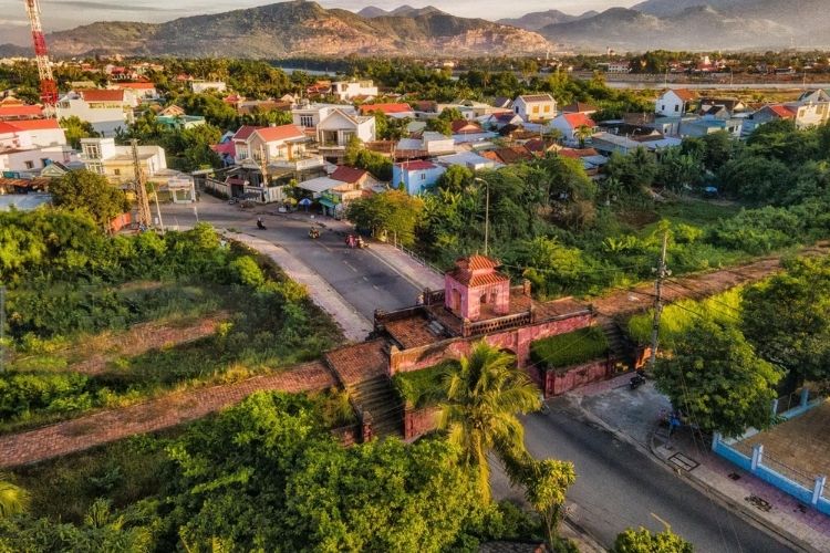 Du khách check-in tại thành cổ Diên Khánh