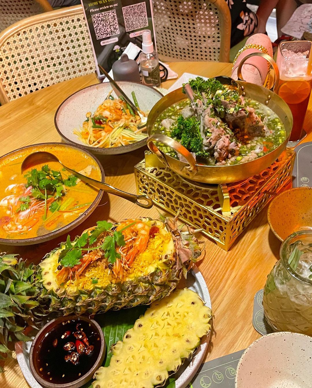 Bữa ăn Thái gồm các món: gỏi đu đủ, cơm trái thơm, tomyum, sườn cay. Ảnh: @nini_chibi_