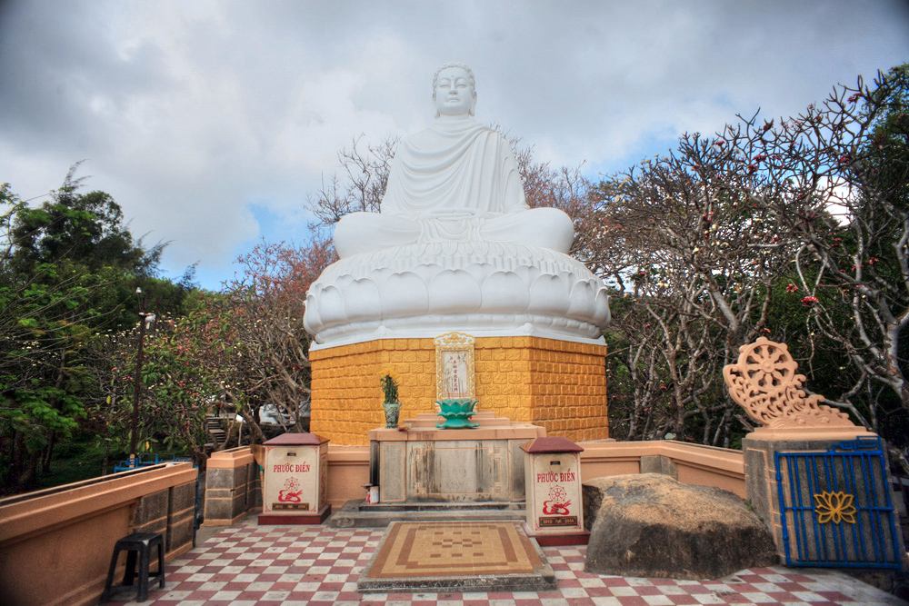 Tượng Đức Phật thành đạo. Ảnh: Báo Tri thức & Cuộc sống.