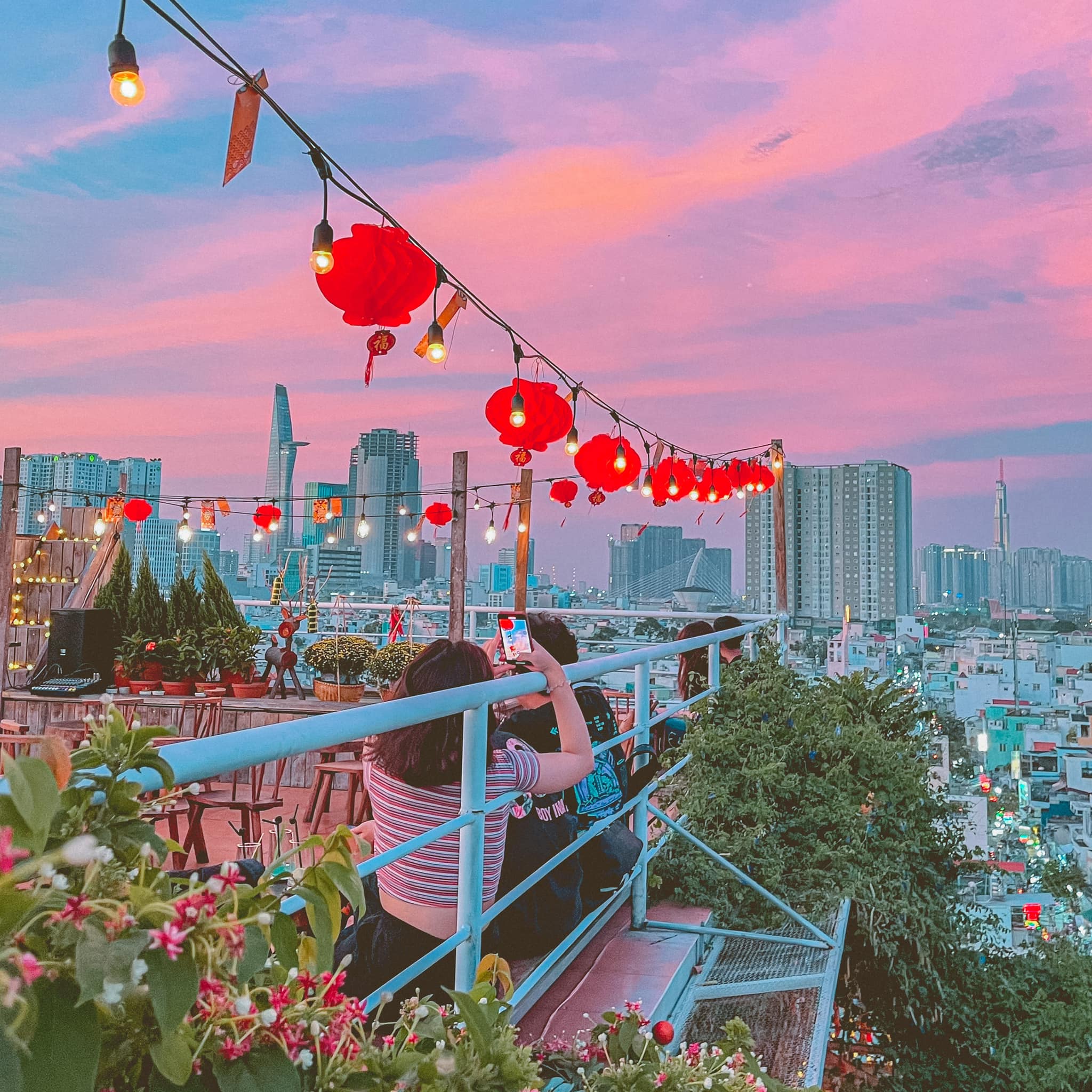 Không gian ban công quán rooftop Sài Gòn Thương Rooftop