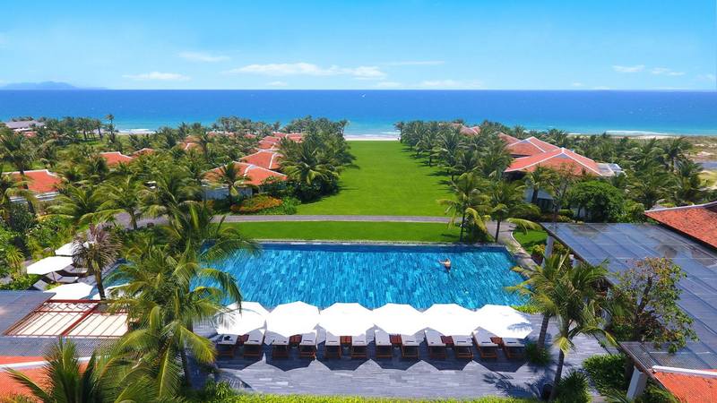 Hồ bơi vô cực hướng biển tại resort The Anam Nha Trang