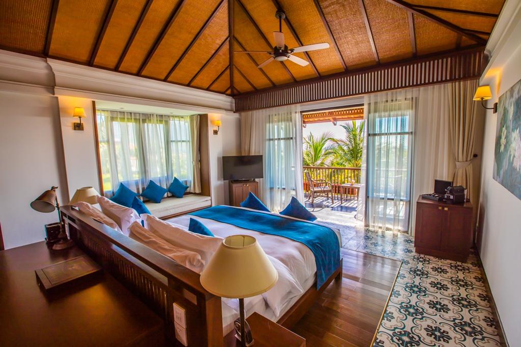 Hồ bơi lãng mạn dưới rặng dừa tại resort Cam Ranh