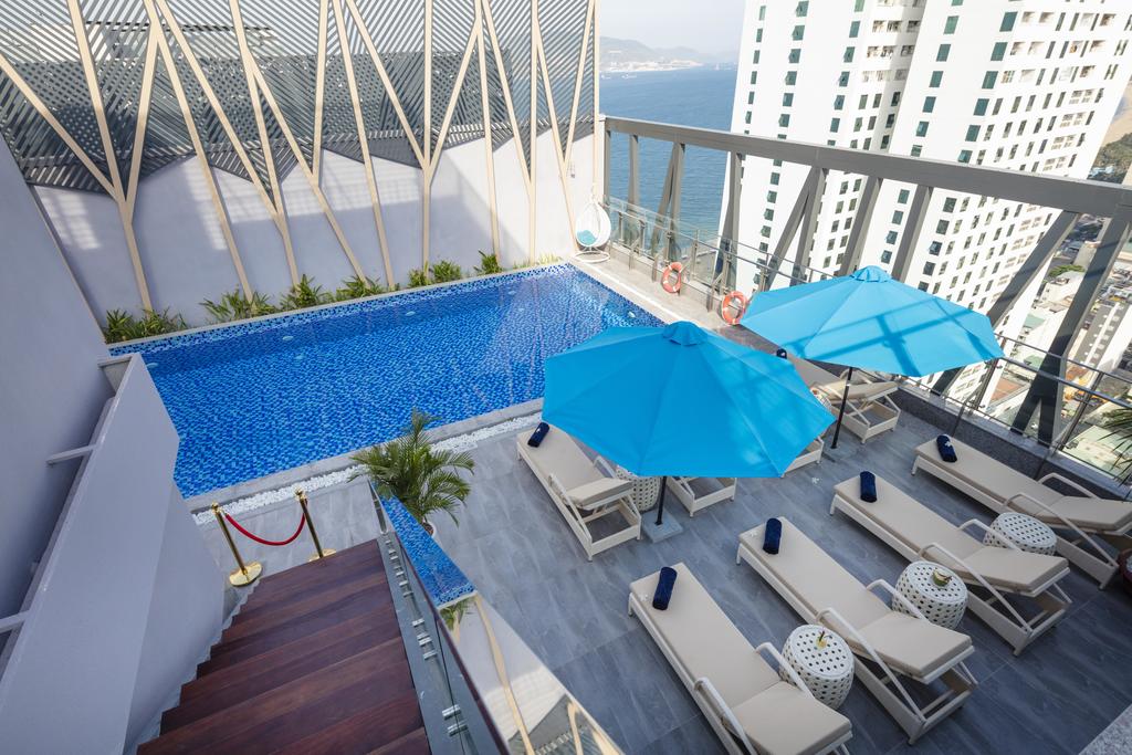 Bể bơi khách sạn The Art Nest Nha Trang Bể bơi vô cực trên tầng thượng khách sạn The Art Nest Nha Trang