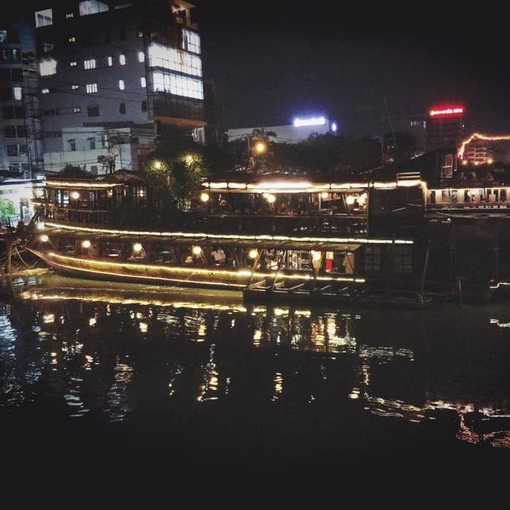Không gian cà phê trên thuyền The Coffee Ship
