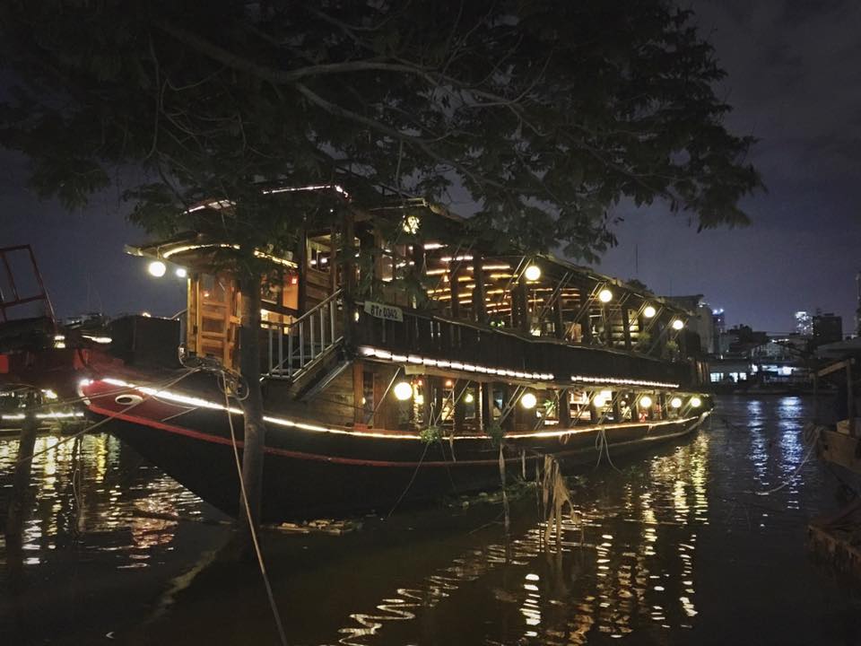 Cà phê trên thuyền Sài Gòn về đêm