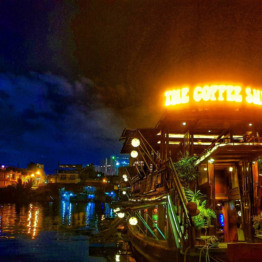 Không gian cà phê trên thuyền The Coffee Ship