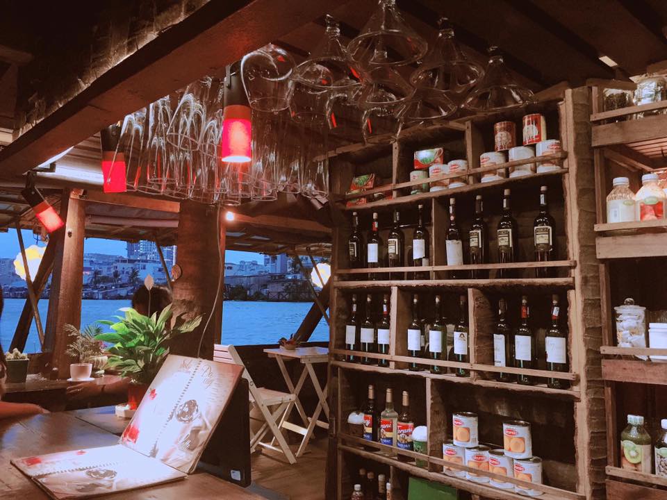 Bàn ghế gỗ tại quán cà phê trên thuyền Sài Gòn