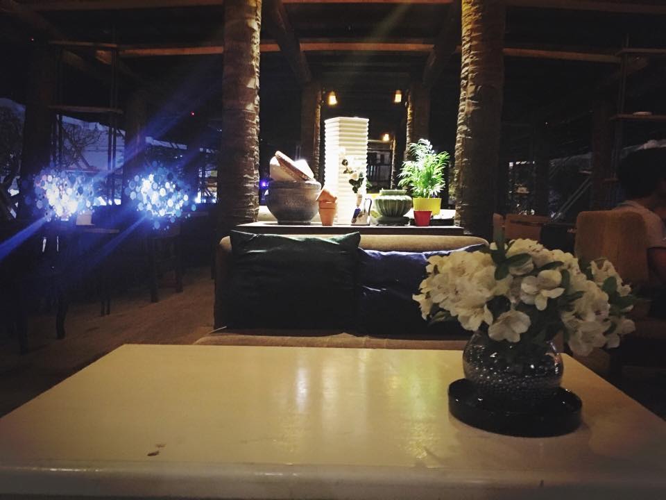 Ánh đèn vàng tại quán cà phê trên thuyền