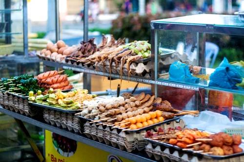 Xiên hải sản nướng hấp dẫn trong khu đồ ăn vặt Ninh Kiều