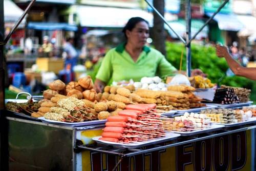 Đồ chiên rán đa dạng tại khu đồ ăn vặt Ninh Kiều Cần Thơ