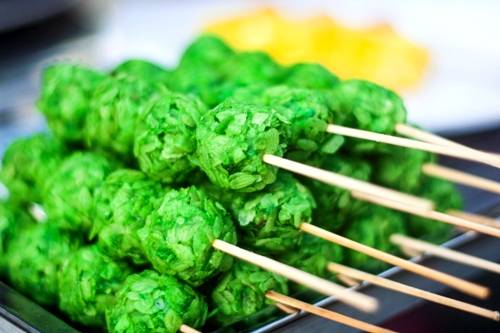 Chả cốm xanh tươi nổi bật trong thế giới đồ ăn vặt Ninh Kiều