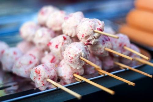 Chả cua và các loại xiên đa sắc màu tại đồ ăn vặt Ninh Kiều