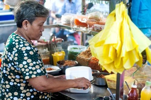 Bánh tráng trộn đặc sản miền Nam tại đồ ăn vặt Ninh Kiều