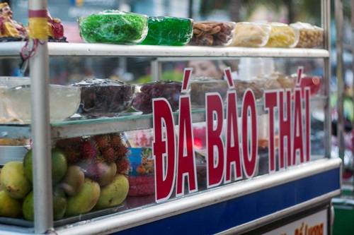 Đá bào và sinh tố trái cây mát lạnh trong khu đồ ăn vặt Ninh Kiều