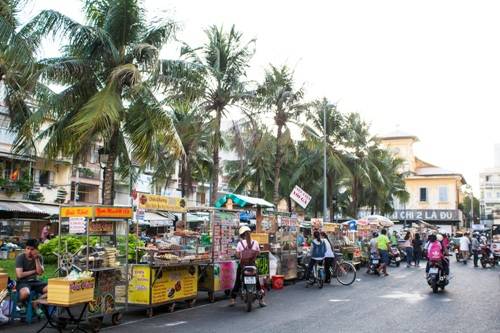Khu chợ ẩm thực là thiên đường cho những người mê đồ ăn vặt tại thành phố Cần Thơ. Khi mặt trời dần buông trên dòng Hậu Giang, rất nhiều người bán đẩy xe hàng từ khắp nơi về con phố nhỏ này để họp chợ.
