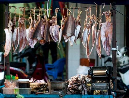 Nếu bạn là người thích lai rai với bạn bè, một đĩa khô mực chấm tương ớt sẽ đưa đẩy cuộc trò chuyện thêm phần thú vị. Bạn có thể mua và đem ra bến Ninh Kiều, vừa ngắm mặt trời lặn, vừa từ từ thưởng thức mực.