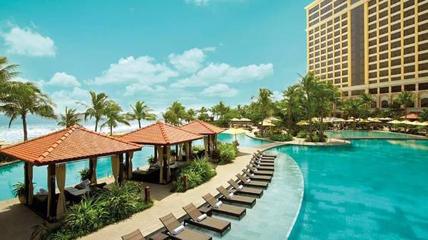 Mỗi khu vực hồ bơi đều được bố trí ghế dài để du khách thư giãn