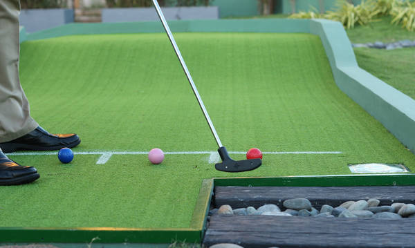 Du khách có thể chơi golf hoàn toàn miễn phí tại đây. Ảnh: iVIVU.com