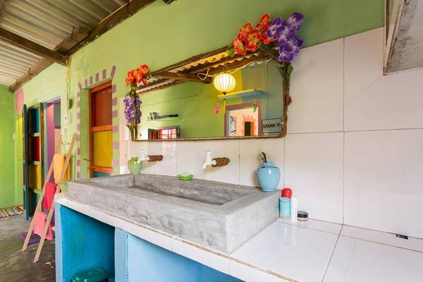 Khu vực bồn rửa mặt. Ảnh: Facebook The Hoi An Hippie House
