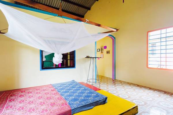 Phòng khách được trang bị với chiếc giường nệm lớn. Ảnh: Facebook The Hoi An Hippie House