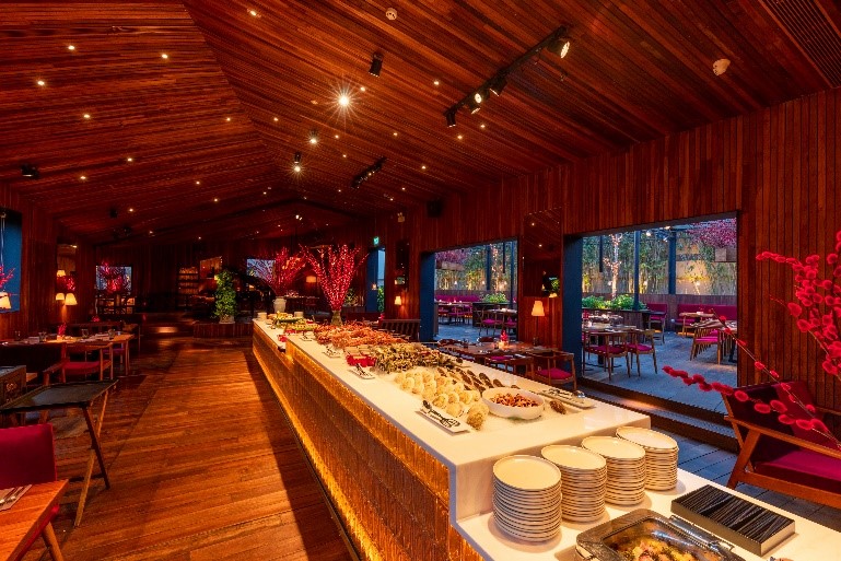 Khu vực Buffet đầy ắp các món hải sản.