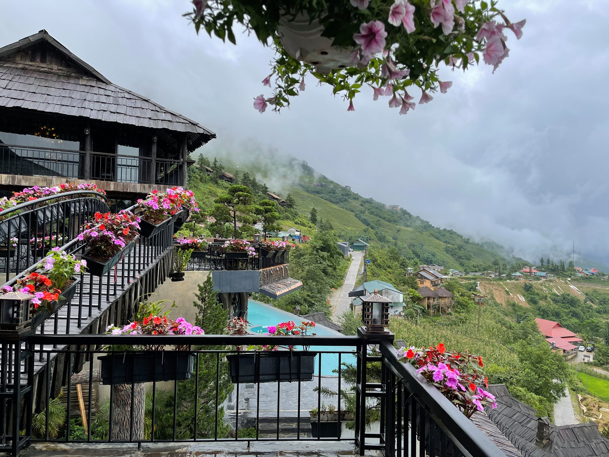 The Mong Village Sapa bungalow lợp mái gỗ Pơ Mu