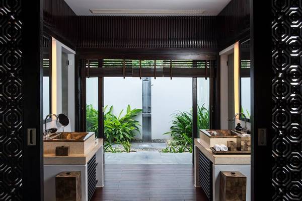 Khu vực phòng tắm được thiết kế ngoài vườn.