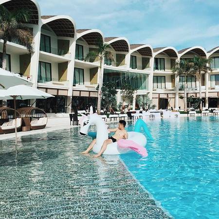 Bể bơi sát biển tại resort Phú Quốc The Shells