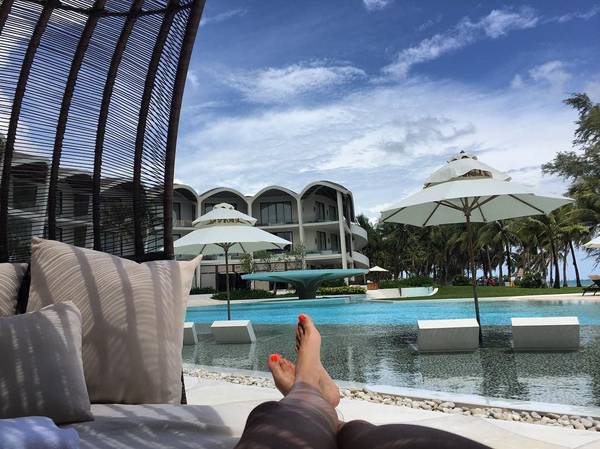 View hồ bơi resort Phú Quốc từ phòng nghỉ