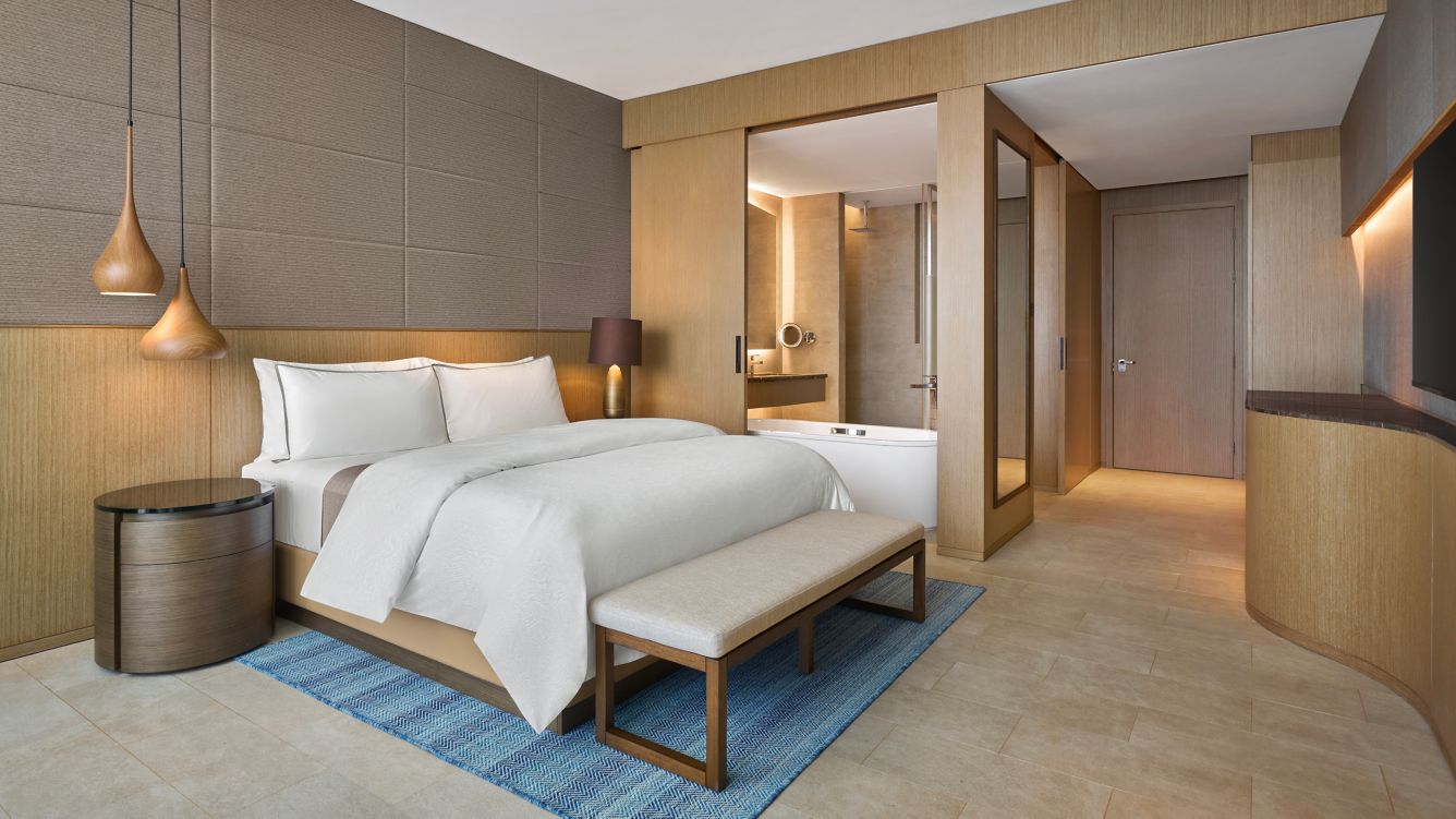 Thiết kế giường ngủ King cao cấp tại The Westin Resort & Spa Cam Ranh