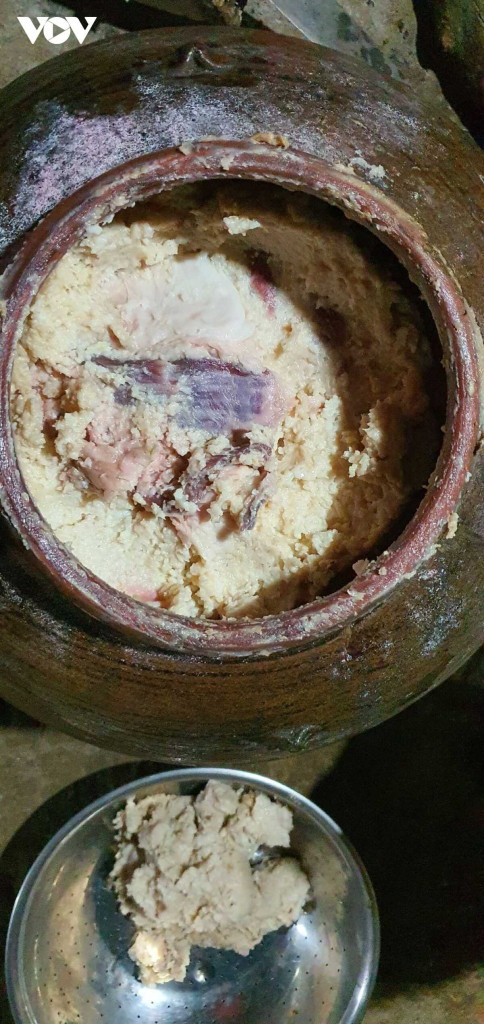 Thịt lợn muối chua ủ trong bồ tại Hòa Bình