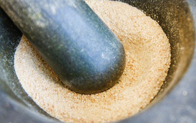 Giã gạo rang để làm thịt lợn muối chua