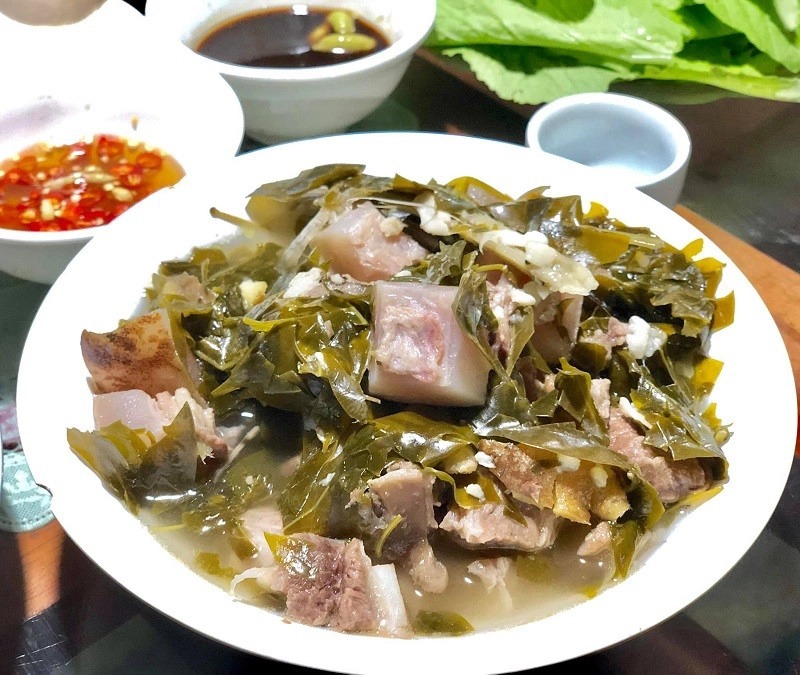 Thịt trâu nấu lá lồm quyện với lá lồm tươi ngon. Ảnh: Trần Hoà.
