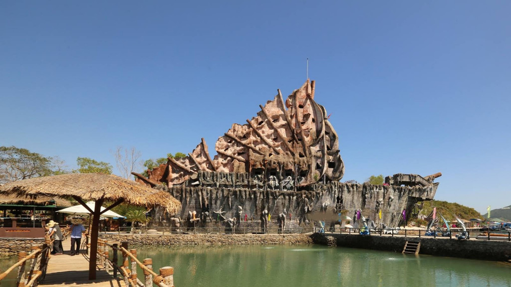 Thủy cung Trí Nguyên hình con tàu cổ trong tour Nha Trang 2N2Đ