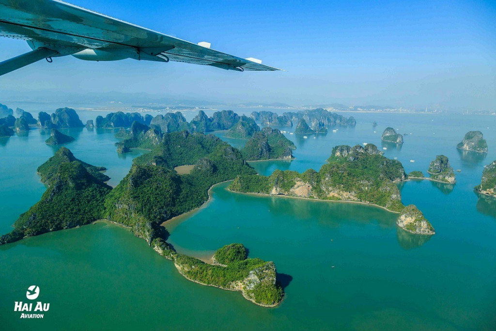 Thủy phi cơ Hải Âu cất cánh trên vịnh Hạ Long