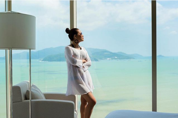 Ban công rộng thoáng nhìn ra vịnh Nha Trang tại The Costa