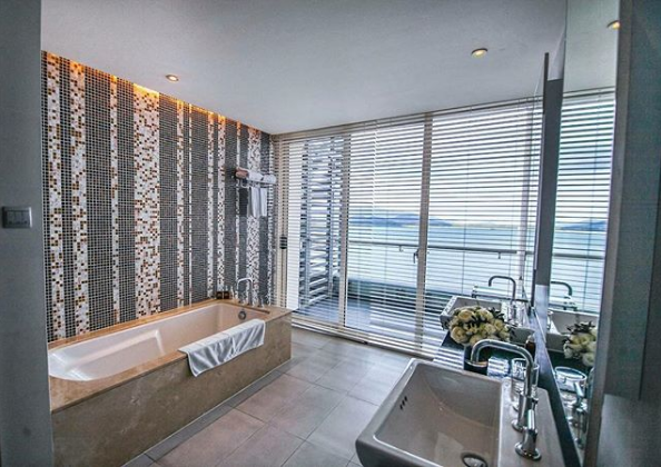 Bể bơi vô cực hướng biển của The Costa Nha Trang