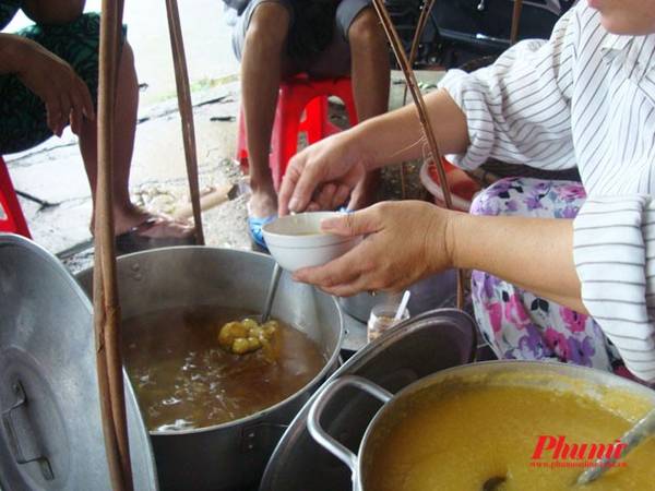 Đến Hội An, bất cứ lúc nào tôi cũng muốn đi bộ ra đường và ăn thứ gì đó, dù sáng hay tối, dù nắng hay mưa. Ăn hàng ở phố cổ, ngồi ở vệ đường không xô bồ, không sợ khói bụi, xe cộ, lại thêm khung cảnh quá nên thơ nên thấy cũng tao nhã hơn nhiều. Món đầu tiên cần liệt vào danh sánh ăn hàng ở Hội An là chè. Người bán chè gánh ngồi khiêm tốn ở một góc đường, xung quanh xếp ghế, khách cứ tới mà ăn.