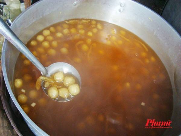 Chè ở đây thường chỉ có chè nóng, ăn bằng chén nhỏ xinh chứ ít có chè đá, đủ loại, nào chè nếp khoai môn, chè nếp đậu xanh, chè đậu đen đậu đỏ, chè đậu xanh đánh, chè bột lọc heo quay, chè trôi nước, chè thưng, chè hạt sen, chè đậu ván, chè bắp…
