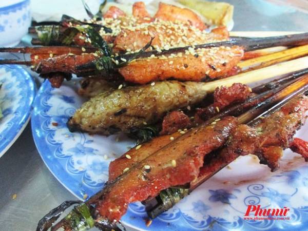 Hội An cũng nổi tiếng với món thịt kẹp que tre nướng mà phải ăn vỉa hè mới thích. Người bán thịt chỉ có một gánh nhỏ với bếp than, vài chiếc ghế con, thúng đựng các loại gia vị, rau, nước chấm và những xiên thịt đã được tẩm ướp sẵn. Khách muốn ăn, người bán sẽ nướng ngay tại chỗ, dọn ra nóng hổi, thịt thơm phức. Khi ăn, cuộn với rau sống, bánh tráng và chấm món nước chấm được pha khéo có đậu phộng thơm béo. Tìm ăn thịt nướng ở Hội An rất dễ, quanh khu vực cầu An Hội cũng có những gánh bán, từ 14h trở đi.