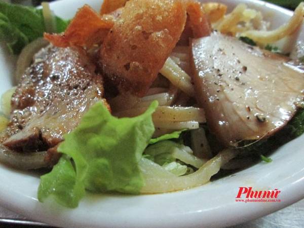 Còn nếu bạn thích ăn cao lầu, chớ vội vào quán sang mà thử ăn ở ngoài đường xem sao. Tôi thích vào chợ Hội An để ăn cao lầu, nhiều người bán nhưng vẫn chọn gian hàng của cô Tám vui vẻ và hiếu khách.