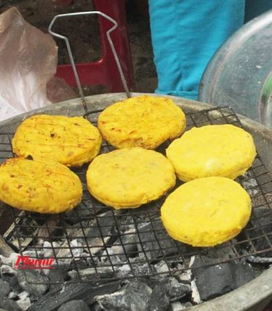 Sau khi ăn cũng kha khá món, đi lang thang một hồi, lần theo mùi thơm bánh nướng tỏa ra, tôi đến đúng ngay chỗ cô bán bánh đậu xanh nướng ngồi khiêm tốn ở một góc đường. Bánh ép ra khuôn, nướng than thơm phức, hình thức giống bánh mì nướng của Sài Gòn nhưng màu vàng sậm bắt mắt hơn. Mua một miếng ăn thử, thấy rất thơm và béo vị nước cốt dừa, bẻ ra vẫn còn bốc khói nóng hổi. Vậy là thêm một món bỏ túi vào “cẩm nang ăn hàng” nữa.