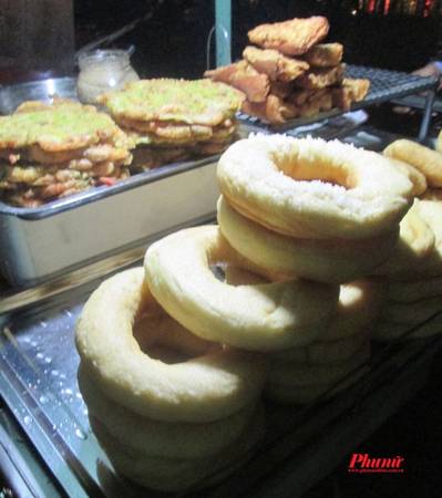 Khách Tây đặc biệt thích donut dừa ngọt béo mềm, thơm ngấy vị bơ. Mấy cô bán hàng hễ thấy khách nào qua là liên hồi nói “coconut donut” để mời chào. Có lẽ, chỉ cần ba ngày “lê lết” ở vỉa hè Hội An thì với ngần ấy món đã đủ lắp đầy sự thèm thuồng trong bao tử của một người có tâm hồn ăn uống phơi phới rồi.