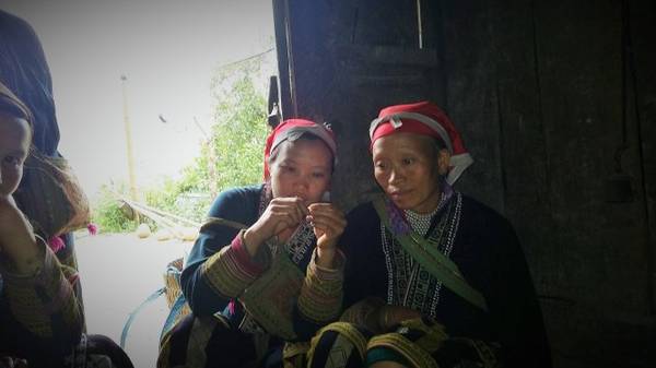 Khăn đỏ và áo xanh đen phụ nữ Dao đỏ