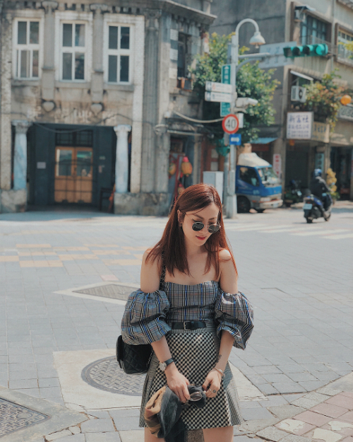 Yến Trang - Yến Nhi không chỉ nổi tiếng bởi giọng hát, phong cách thời trang mà còn được biết đến là những quý cô sành điệu, biết hưởng thụ cuộc sống. Hai chị em thường song hành cùng nhau trong các chuyến du lịch tự túc, cùng nhau thưởng thức nhiều món ngon, khám phá các địa điểm đặc biệt và chụp cho nhau những tấm hình check in ảo diệu. Vừa trở về từ Đài Loan, Yến Trang - Yến Nhi khiến người hâm mộ "sôi bụng" liên tục vì bộ sưu tập các món ăn vặt đường phố hấp dẫn.