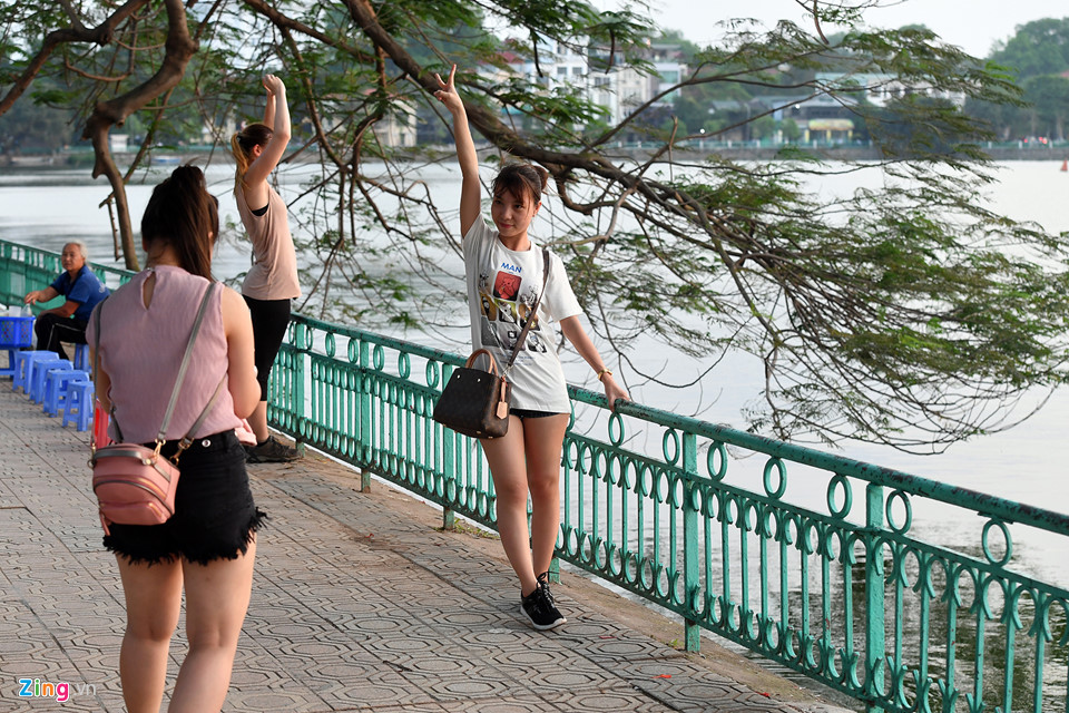 Hoàng hôn hồ Tây thu hút đông đảo bạn trẻ hóng mát tại đường Thanh Niên
