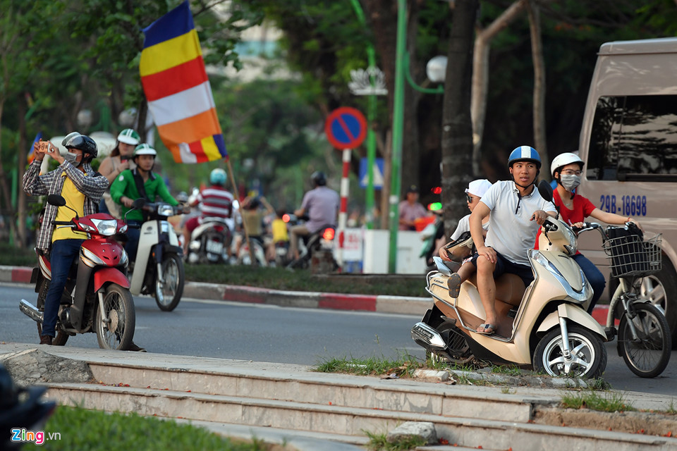 Nhiều người đi đường sửng sốt khi thấy cảnh hoàng hôn đẹp cũng dừng lại chụp vội tấm hình rồi đi ngay.