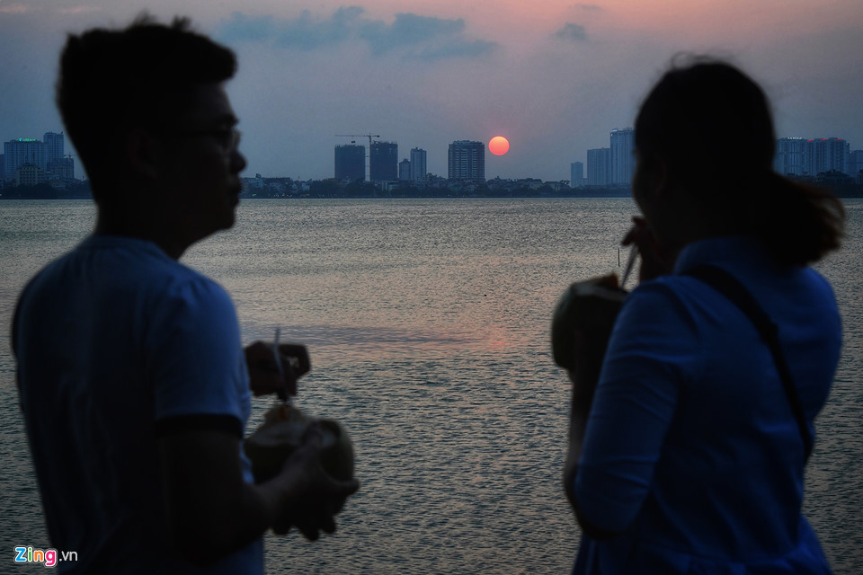 Đôi bạn trẻ Ngọc Nam - Phương Thịnh cũng thường xuyên dạo chơi uống nước giải khát ven hồ Tây. Hai bạn cho rằng nơi này lãng mạn và đẹp nhất Hà Nội nên thường xuyên lui tới ngắm cảnh.