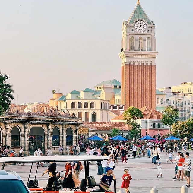 Tháp đồng hồ Sunset Town Phú Quốc