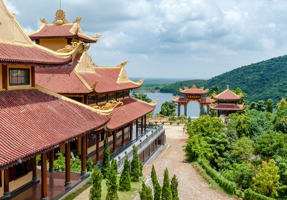 Cổng vào Thiền viện Trúc Lâm Bạch Mã
